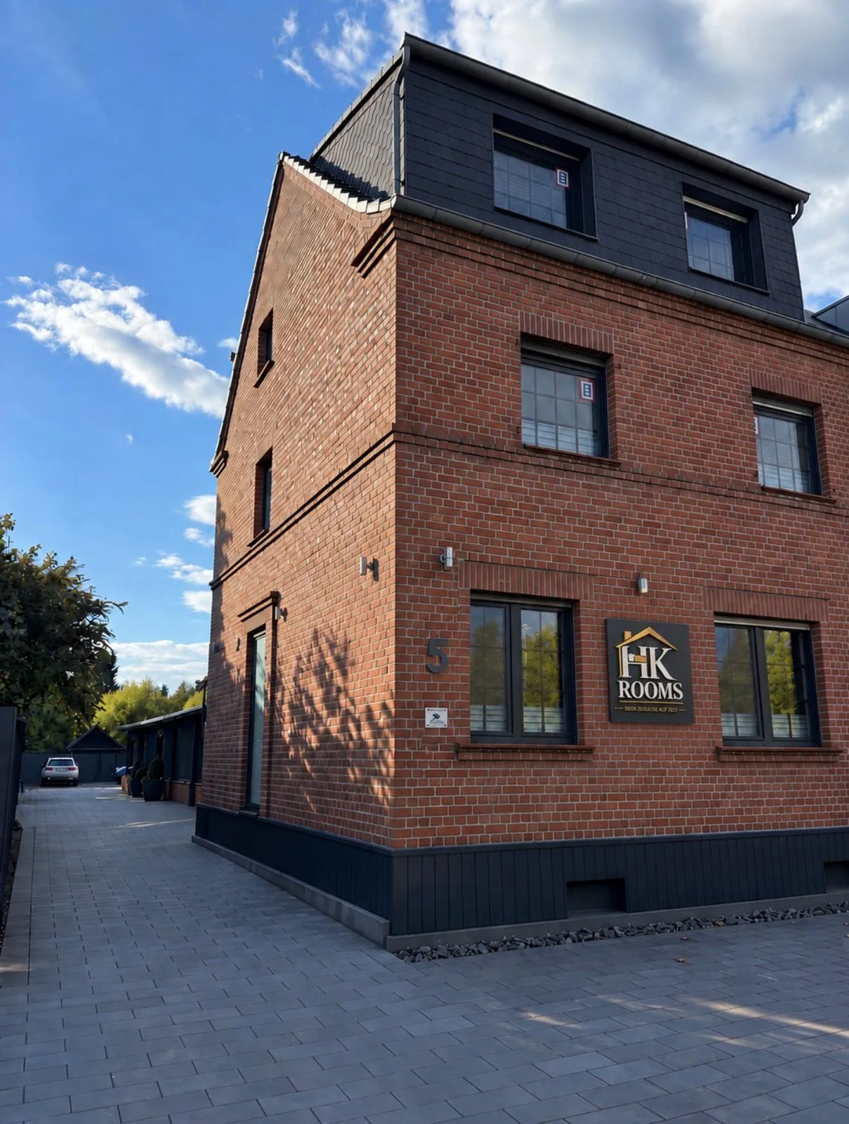 Backsteinfassade von HK ROOMS in Grevenbroich